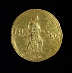 Múltiplo de oro (reverso) del emperador Augusto (31 a.C.-14 d.C.) que representa a la diosa Diana. Inscripción: IMP XV a la izquierda y derecha de Diana, abajo SICIL